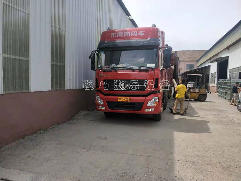 四川平昌網(wǎng)紅橋和其他水上拓展項目裝車發(fā)貨
